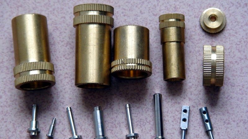 碳纤维与钛合金：多功能工具的材质之争